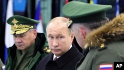 Tổng thống Nga Vladimir Putin đến thăm một học viện quân sự bên ngoài Moscow, ngày 22 tháng 12, 2017. 