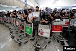 Manifestantes en Hong Kong buscan presionar por reformas democráticas en el territorio.