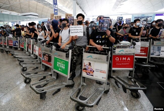 Manifestantes en Hong Kong buscan presionar por reformas democráticas en el territorio.