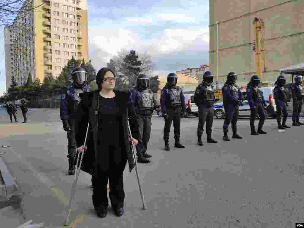 Bakıda MSK qarşısında aksiya, Polis MSK-nın qarşsındakı insanları həbs edir