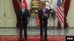 Presiden Joko Widodo memberikan keterangan pers bersama Wakil Presiden Amerika Serikat Mike Pence di Istana Merdeka Jakarta Kamis, 20 April 2017. (Foto: VOA/Andylala)