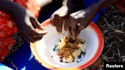 Des réfugiés éthiopiens qui ont fui la région du Tigré partagent un repas dans le camp d'Um-Rakoba dans l'État d'Al-Qadarif, à la frontière du Soudan, le 11 décembre 2020. REUTERS/Mohamed Nureldin Abdallah