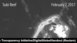 Hình ảnh vệ tinh do chương trình Sáng kiến minh bạch hàng hải châu Á của Trung tâm nghiên cứu chiến lược quốc tế CSIS ở Washington đưa ra ngày 22/2/2017 cho thấy các khối xây dựng bê tông có mái che trên các đảo nhân tạo Đá Chữ Thập trên biển Đông.