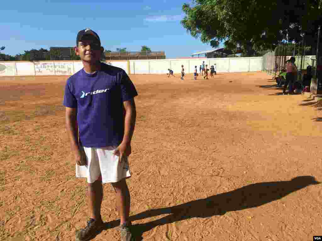 Jorge Cabrera, entrenador de las Pequeñas Ligas, espera su oportunidad de jugar en una liga profesional enseñando a decenas de niños los fundamentos del béisbol.