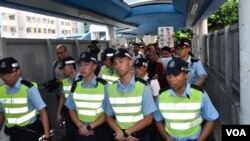 元朗警署派出30名警員護送社工團體報案。(美國之音湯惠芸拍攝)