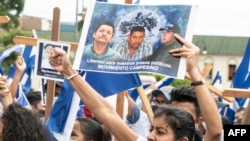 Ciudadanos nicaragüenses exiliados en Costa Rica realizan una manifestación contra las elecciones en Nicaragua y el presidente Daniel Ortega, en San José, Costa Rica, el 7 de noviembre de 2021.