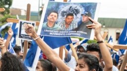 Ciudadanos nicaragüenses exiliados en Costa Rica realizan una manifestación contra las elecciones en Nicaragua y el presidente Daniel Ortega, en San José, Costa Rica, el 7 de noviembre de 2021.