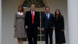 Los mandatarios y sus esposas posaron para los medios previo a la reunión en la Oficina Oval de la Casa Blanca.