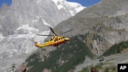 Helikopter milik Regu Penolong Alpine melakukan operasi penyelamatan di Mont Blanc, Courmayeur, Italia (9/9)