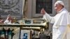 Papa Franja stiže na misu u Vatikanu, 24. april 2019.