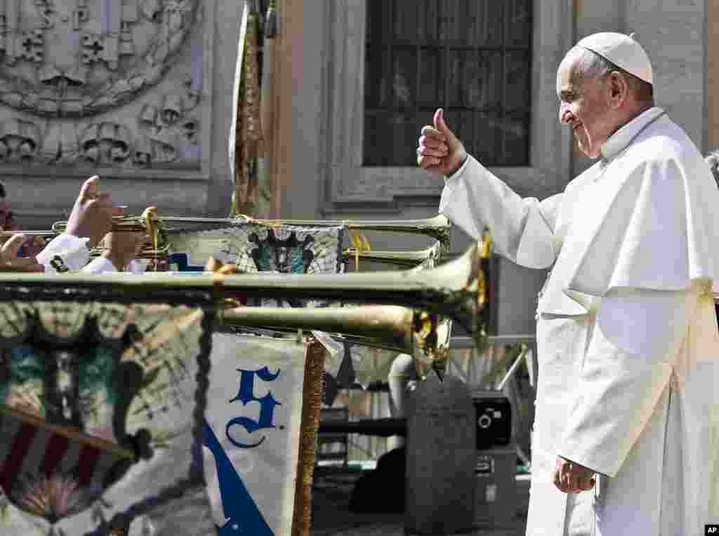 پاپ فرانسیس در جمع زائران در میان واتیکان.&nbsp;