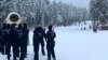 Polisi Jerman memblokir area resor ski di Winterberg, di tengah lonjakan kasus Covid-19 di sana, Minggu (3/1/21).