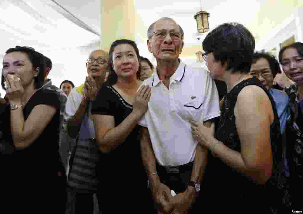 Choo Ewe Keat, father of MH17 co-pilot Eugene Choo, cries at his wake after the return of his son's remains in Seremban, Sept. 2, 2014.