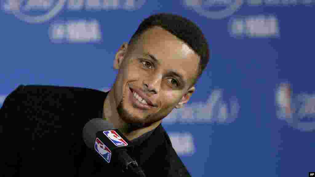 Stephen Curry lors d'une conférence de presse après leur premier match en californie, 2 juin, 2016.