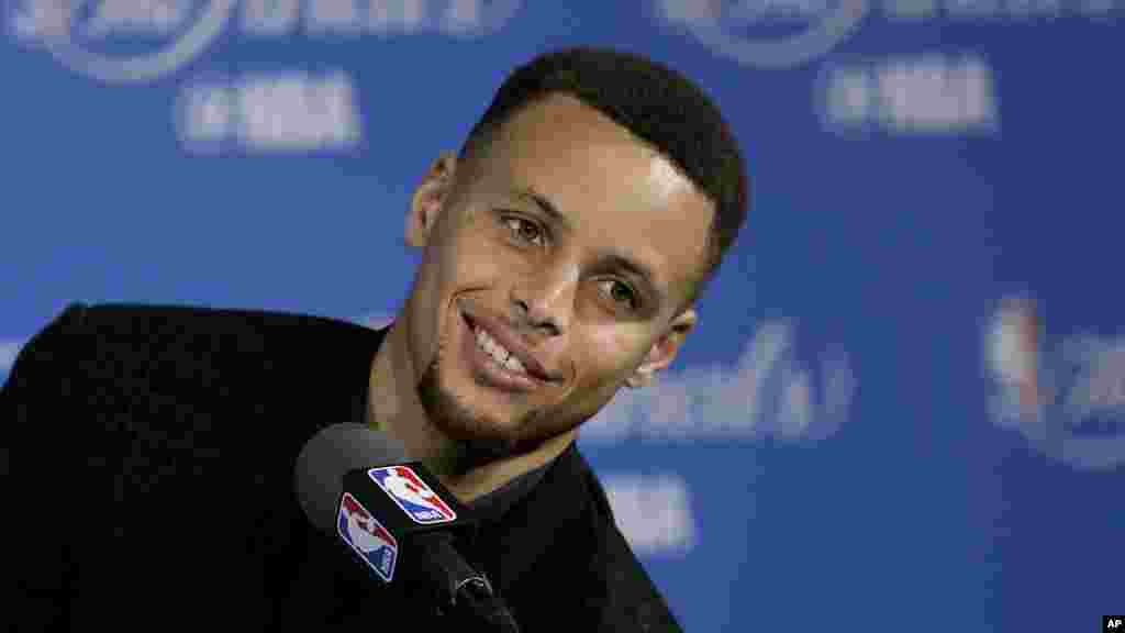 Stephen Curry lors d&#39;une conférence de presse après leur premier match en californie, 2 juin, 2016.