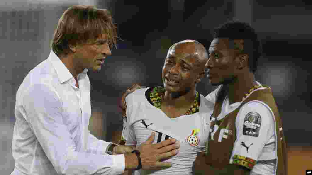 Kocha wa Ivory Coast, Herve Renard (L) akishauriana na Kapten wa Ghana, Andre Ayew (C) na asamoah Gyan (R) baada ya Ghana kushindwa mechi ya fainali kwenye kombe la mataifa ya Afrika dhidi ya Ivory Coast huko Bata, Equatorial Guinea, Jumapili Februari 8,2015.