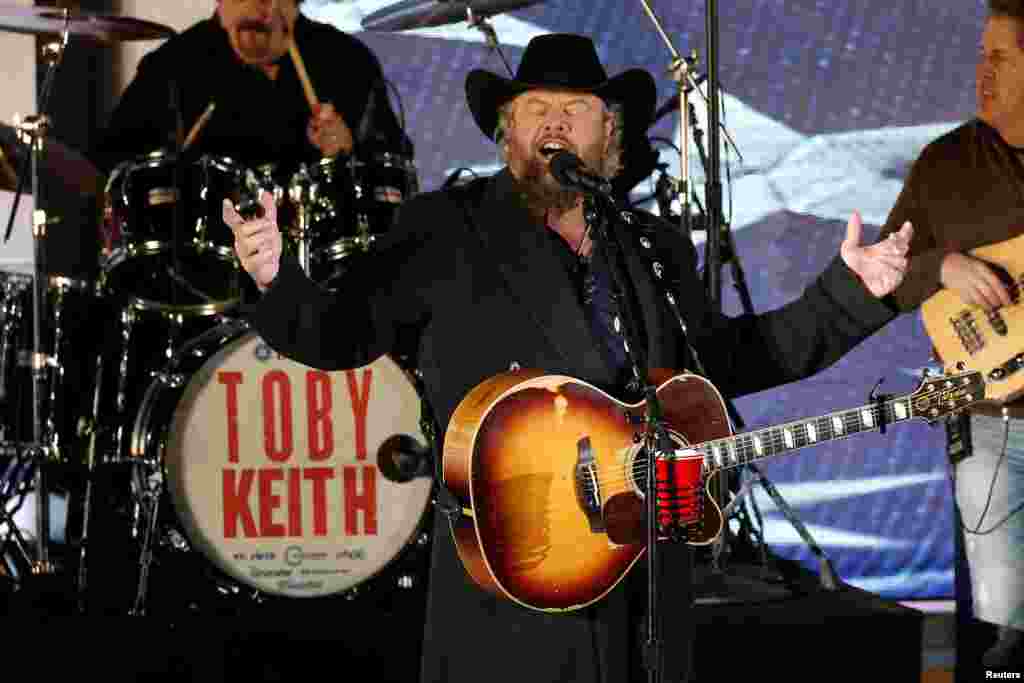 លោក Toby Keith ច្រៀងនៅក្នុងកម្មវិធីតន្ត្រីមុនការស្បចចូលកាន់តំណែង “Make America Great Again! Welcome Celebration” នៅបូជនីយដ្ឋាន Lincoln Memorial នៅរដ្ឋធានីវ៉ាស៊ីនតោន កាលពីថ្ងៃទី១៩ ខែមករា ឆ្នាំ២០១៧។