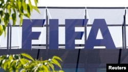 Logo FIFA di kantor pusat Zurich, Swiss, 27 Mei 2015 (Foto: dok). 