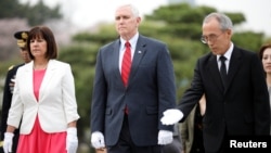 Wapres AS Mike Pence saat mengunjungi Taman Makam Pahlawan di Seoul, Korea Selatan, Minggu (16/4). 