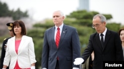 Ông Mike Pence thăm nghĩa trang quốc gia ở Seoul hôm 16/4.