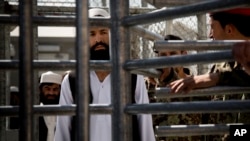 Un prisionero afgano espera en línea su liberación de la prisión de Parwan.