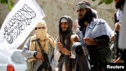 Beberapa militan Taliban Afghanistan merayakan gencatan senjata pada perayaan Idul Fitri di Afghanistan bulan Juni lalu (foto: dok). 