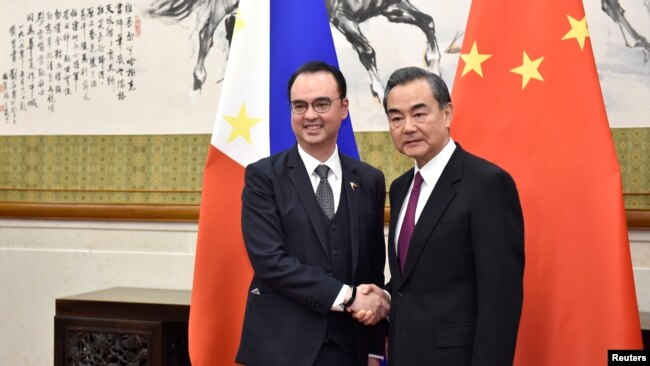 菲律宾外长卡亚塔诺2018年3月访问中国时与中国外长王毅会面(资料照)