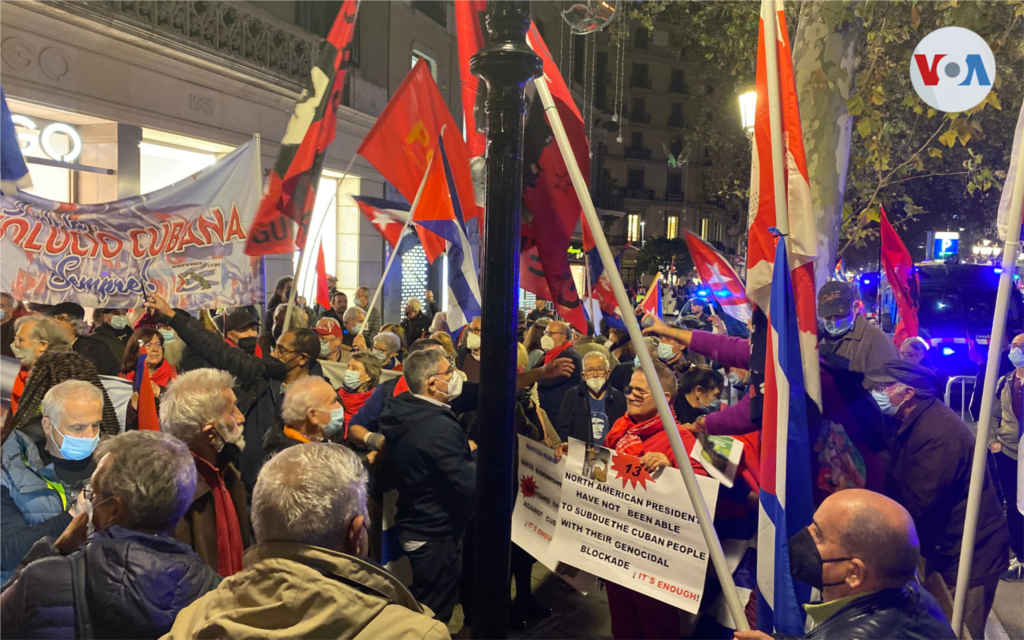 Miembros de la comunidad cubana&nbsp;protestan desde Barcelona, España, en apoyo a las protestas en la isla y otros contra el embargo de Estados Unidos. Noviembre 15 de 2021. Foto: Júlia Riera