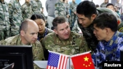 Các binh lính Hoa Kỳ và Trung Quốc cùng trao đổi trong đợt diễn tập cứu hộ thảm họa ngày 18/11/2016 tại Côn Minh, Vân Nam, Trung Quốc.
