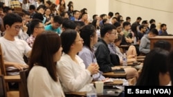 资料图片：国际学生在迎新周期间参加有关美国生活的会议，主题包括从健康保险政策到美国人如何互相问候。