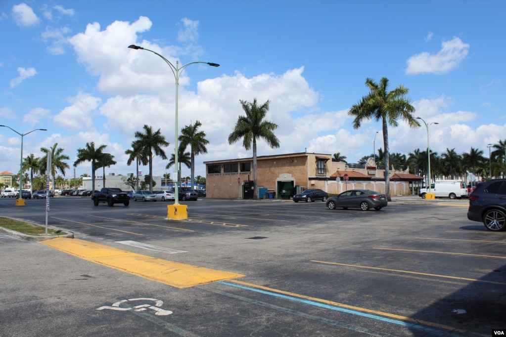 El parqueo del restaurante La Carreta, ubicado en Brd. Road (Calle 40 del suroeste de Miami) permanece prácticamente vacío desde que la instalación solo oferta sus alimentos &quot;para llevar&quot;, debido a las medidas para enfrentar el coronavirus.&nbsp;[Foto: Luis Felipe Rojas/ Voa Noticias].