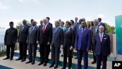 27일 G7 정상들과 참관한 아프리카 정상들이 함께 사진을 찍은 모습