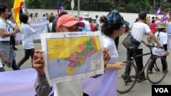 A man shows the map of Kampuchea Krom or “Lower Cambodia” during a demonstration to demand an apology from the Vietnamese Embassy in Phnom Penh, Monday, July 21, 2014. (Suy Heimkhemra/VOA Khmer)