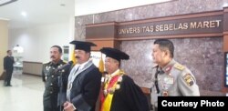 Panglima TNI, Marsekal Hadi Tjahjanto (dua dari kiri- berkumis) usai menerima gelar Doktor Kehormatan dari UNS Solo, Jumat, 20 September 2019. (Foto : VOA/ Yudha Satriawan)