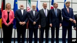 De goch a dwat: Chèf diplomasi Inyon Ewòp la, Federica Mogherini, Minis Afè Etranjè Iran an, Mohammad Javad Zarif, Chèf Pwogram Enèji Atomik Iran an, Ali Akbar Salehi, Minis Afè Etranjè Larisi a, Sergey Lavrov, Chèf Diplomasi britanik la, Phillip Hammon, ak Sekretè Deta ameriken an, John Kerry, poze pou yon foto nan katye-jeneral l'ONU nan vil Vyèn. (Foto: Madi 14 jiyè 2015).