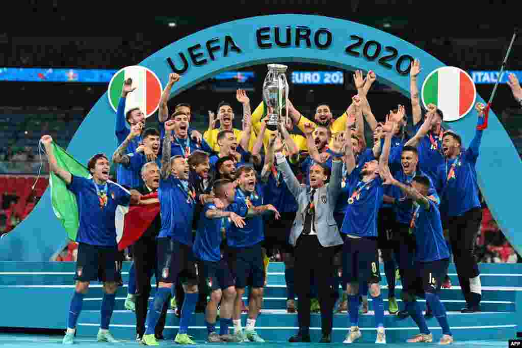 اٹلی نے انگلینڈ کو پینالٹی ککس پر دو کے مقابلے میں تین گول سے شکست دے کر یورو کپ کا ٹائٹل اپنے نام کر لیا ہے۔
