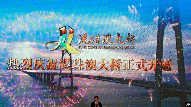 中国国家主席习近平在珠海主持港珠澳大桥开通仪式。（2018年10月23日）