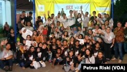 Anak-anak bersama semua elemen masyarakat di Surabaya dalam koalisi yang digagas ALIT menyerukan stop kekerasan dan eksploitasi seksual pada anak. (Foto: Petrus Riski)
