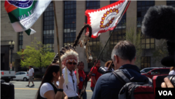 Crystal Lameman of the Beaver Lake Cree First Nation in Alberta leads a rally of Native Americans, farmers, ranchers, and cowboys to protest against the Keystone XL pipeline, Washington, D.C., April 22, 2014. (Diaa Bekheet/VOA)