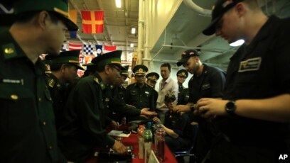 Quân nhân Việt Nam xem các mặt hàng lưu niệm bán trên tàu sân bay USS Carl Vinson.