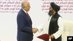 زلمي خلیلزاد د امریکا په استازیتوب د طالبانو له یو مشر ملا عبدالغني برادر سره په قطر کې لوظنامه لاسلیک کړه