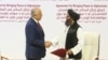 طالبان کی جانب سے ملا عبدالغنی امریکی نمائندے زلمے خلیل زاد کے ساتھ دوحہ معاہدے پر دستخطوں کے بعد مصافحہ کر رہے ہیں۔ 29 فروری 2020