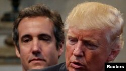 Michael Cohen (esq) e Donald Trump (dir)