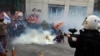 پلیس استانبول با استفاده از گاز اشک آور سعی در متفرق کردن تظاهرکنندگان دارد - ۱۴ مه ۲۰۱۴