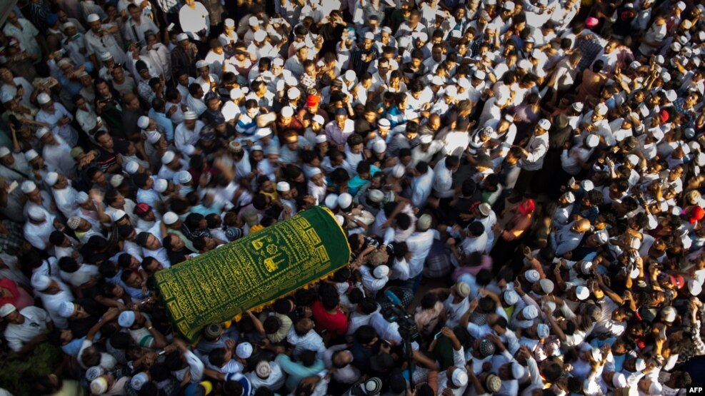 Mourners carry the coffin of Ko Ni, prominent Muslim lawyer who was shot dead, at the Muslim cemetery in Yangon, Myanmar, Jan. 30, 2017. 