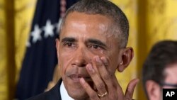 奧巴馬總統在講話中談到近年來數次槍擊事件中死亡的孩子們，流下了眼淚。