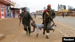Les forces de sécurité ont arrêté un civil lors des manifestations à Butembo, Nord-Kivu, 24 août 2016.