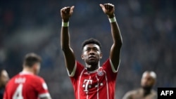 David Alaba, défenseur autrichien du Bayern, lève les mains à la victoire de son équipe contre Besiktas au parc de Besiktas à Istanbul, 14 mars 2018.