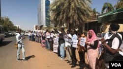 Des journalistes protestent après que le gouvernement a bloqué la distribution de Al-Jareeda à Khartoum, Soudan, le 29 décembre 2016.