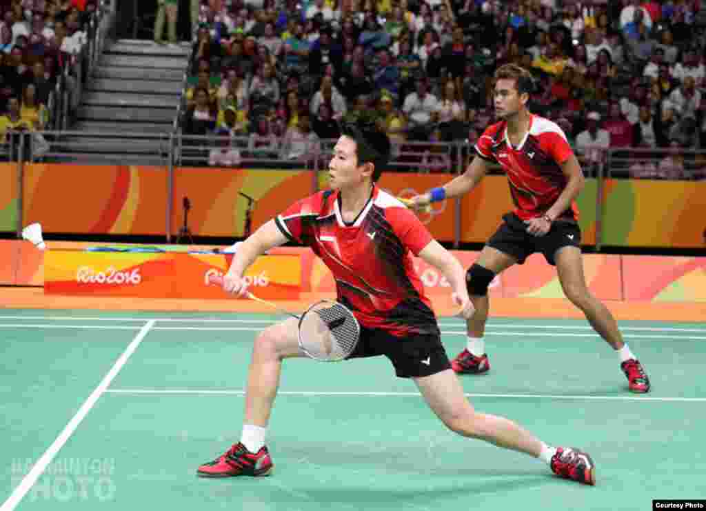 Atlet bulutangkis Indonesia Tontowi Yahya dan Liliyana Natsir dalam pertandingan Olimpiade 2016 di Rio de Janeiro. (Yves Lacroix/Badminton Photo)